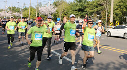 제9회 나주 영산강 마라톤대회  나주시장과 시청 간부들이 손을 흔들며 달리고 있는 모습