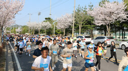 제9회 나주 영산강 마라톤대회 10km 코스 참가자들이 달리고 있는 모습 전면