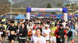 제9회 나주 영산강 마라톤대회 5km 참가자들이 출발선에서 스타트한 모습 전면