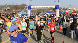 제9회 나주 영산강 마라톤대회 하프코스 참가자들이 스타트하고 있는 모습