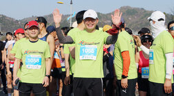 제9회 나주 영산강 마라톤대회 나주시장이 마라톤 출발 전 손을 흔들며 웃고 있는 모습