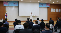 4월 중 정례조회  나주시립합창단의 공연 모습