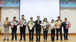 4월 중 정례조회 나주시장이 박수를 치고 있고 시상자들과 기념촬영을 하고 있는 모습