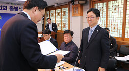 나주시 전력반도체산업 육성위원회 출범식 나주시장이 위원에게 위촉장을 수여하고 있는 모습