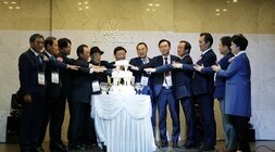 재경나주시향우회 정기총회  나주시장이 재경나주향우회장, 국회의원 및 관계자들과 케잌컷팅식에 앞서 기념촬영을 하고 있는 모습
