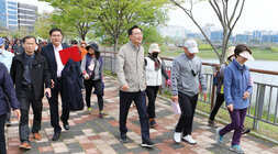 영산강 사랑 시, 도민 한마음 걷기대회 나주시장과 시민들이 함께 걷기대회를 출발하고 있는 모습