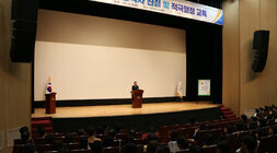 공직자 친절 및 적극행정 교육 교육장 좌측면에서 촬영한 참석공무원들의 모습과 나주시장의 인사말 모습
