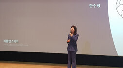 공직자 친절 및 적극행정 교육 강사의 강의모습 근접촬영