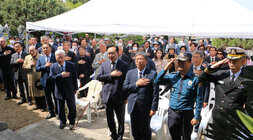 체암 나대용장군 순국 411주기 추모제 나주시장과 나주시의회 의장 기념사업회 관계자 등이 국기에 대한 경례를 하고 있는 모습