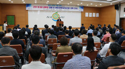 간부 및 6급팀장 청렴교육 참석 직원들의 뒷모습이 보이고 나주시장이 인사말을 하고 있는 모습