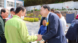 제25회 세지면민의 날 행사 행사장 한편에서 음식을 드시고 있는 주민분과 악수를 나누고 있는 나주시장 모습