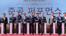 나주통합 RPC 가공현대화 건조시설 준공식 나주시장과 나주시의회 의장 등의 준공 퍼포먼스 전 기념촬영 모습