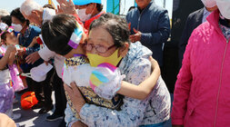 제29회 남평읍민의 날 행사 여성 어르신이 카네이션을 달아준 남자아이를 안아주며 고마움의 표시를 하는 모습 