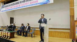 전남도지사기 태권도대회 나주시장이 단상에서 인사말을 하고 있는 모습 우측면에서 촬영
