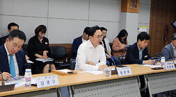 영산강 나주지구 통합하천사업 타당성 용역 착수보고회 나주시장이 인사말을 하고 있는 모습