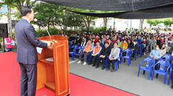 나주시노인복지관 문화대축제 행사 무대 위 뒷편에서 나주시장의 축사하는 옆모습이 보이고 참석자들의 앉아있는 앞모습이 보이는 전면 사진