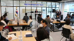 나주 진로진학상담센터 개소식 및 업무협약식 좌측면에서 촬영한 나주시장의 축사 모습 참석자들의 앉아 있는 모습
