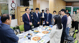 찾아가는 간식타임 농업정책과 나주시장이 농업정책과 사무실을 찾아 간식 타임에 앞 서 인사말을 하고 있는 모습