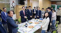 찾아가는 간식타임 농업정책과 나주시장과 직원들이 사무실에서 간식 테이블 에 둘러 서 있는 모습