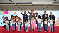 2023년 나주 어린이 큰잔치  나주시장과 국회의원, 나주시의회 의장 , 도의원 및 관계잗들이 무대위에서 어린이들과 화이팅을 하며 기념촬영을 하고 있는 모습