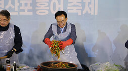 제19회 영산포 홍어축제 개막행사 무대 위에서 홍어무침을 맛있게 버무리고 있는 나주시장 모습