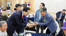 제51회 봉황면 어버이날 기념행사 행사장에서 모자 쓴 남자 어르신과 악수를 나누며 인사하고 있는 나주시장 모습