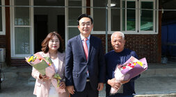 따뜻한 보금자리 3호 주택 준공식  나주시장이 주택 공사 담당 대표 2명과 기념촬영을 하고 있는 모습