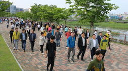 광주, 전남 공동혁신도시 발전기원 건강걷기대회 걷기대회에 참가한 시민과 나주시장이 호수공원을 걷고 있는 모습