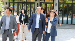 주민화합 한마음 음악회(남평읍 광촌리) 나주시장이 은향나무 수목원의 관계자에게 수목원에 대한설명을 듣고 있는 모습
