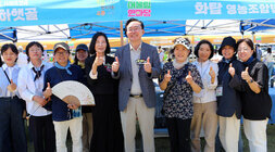 多가치 어울림 한마당 기념식 나주시장과 사회적기업 여성 관계자 분들과 행사장 부스 앞에서 기념촬영을 하고 있는 모습