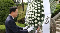 제68회 현충일 추념식 나주시장이 근조화환과 함께 현충탐으로 이동하는 모습 