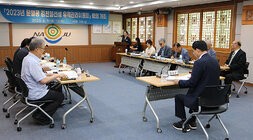 문열공 김천일선생 유적관리위원회 회의 참석자들의 앉아있는 모습이 보이고 회의장 좌측면에서 촬영한 회의 모습