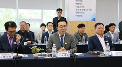 제6차 전남 시장, 군수 협의회 정례회 나주시장의 인사말 모습 