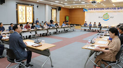 이통장연햡회 나주시지회 월례회의 나주시장이 회의장에 앉아 있는 옆모습과 이통장연합회 회원들이 앉아 있는 모습