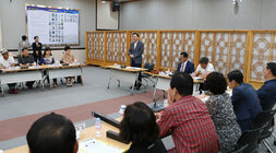 이통장연햡회 나주시지회 월례회의 회의장 우측에서 촬영한 나주시장의 인사말 모습 이통장 회원들의 앉아 있는 뒷모습이 보임