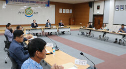 읍, 면, 동 지역사회보장협의체 네트워크 회의 나주시장과 대표협의체 위원장의 모습이 보이고 각 위원장들이 앉아 있는 모습