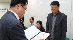 빛가람동 주민자치회 위촉식 나주시장이 남성위원에게 위촉장을 전달하는 모습