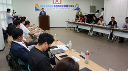 빛가람동 주민자치회 위촉식 위원들의 앉아 있는 모습과 나주시장의 인사말 모습 