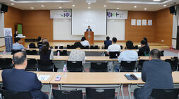 제1회 나주시 시민정책 아카데미 참여한 시민의 앉아 있는 뒷모습이 보이고 나주시장의 축사모습