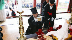 문열공 김천일선생 창의 제431주년 추모제향 나주시장이 제를 올리는 모습