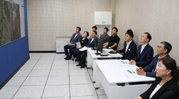 악취통합관제센터 개소식 나주시장이 담당 과장에게 관제센터의 화면을 보며 설명을 듣고 있는 모습
