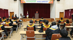 친환경농업대학 나주청년한우반 수료식 나주시장이 인사람을 하고 잇고 수료자들이 자리에 앉아 듣고 있는 모습 전면