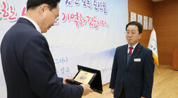 제20대 강영구 나주부시장 이임식 나주시장이 감사패를 강영구 부시장에게 전달하고 있는 모습