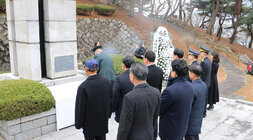 신년 현충탑, 정렬사 참배 나주시장과 국회의원 시의회 의장, 도의원, 군부대 관게자들이 현충탑 앞에서 분향을 위해 서 있는 뒷 모습
