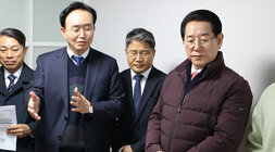 청년 임대주택 입주자 도지사와 간담회 나주시장과 전남도지사가 청년 임대주택에 대해 이야기를 하고 있는 모습