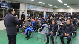 2024년 나주가축시장 안전기원제 측면에서 촬영한 나주시장의 인사말 모습과 참석한 축산인들이 앉아서 듣고 있는 앞모습