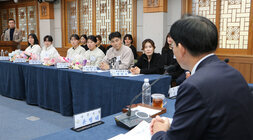 2024년 나주시청 직장운동경기부 입단식 자리에 앉아 있는 나주시장이 싸이클팀 쪽을 바라보며 이야기를 하고 있고 선수들이 듣고 있는 모습
