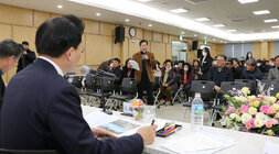 봉황면 주민과의 대화 앞줄의 주민 한분이 자료를 들고 건의사항을 말하고 있고 듣고 있는 나주시장의 옆모습 측면에서 촬영
