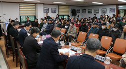 영산동 주민과의 대화 나주시장이 PPT자료를 보며 시정을 설명하고 있고 자리에 앉아서 화면을 바라보며 듣고 있는 모습