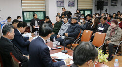 영산동 주민과의 대화 측면에서 촬영한 나주시장이 주민의 건의사항을 듣고 있는 모습 남성 주민이 마이크를 잡고 건의사항을 하고 있다